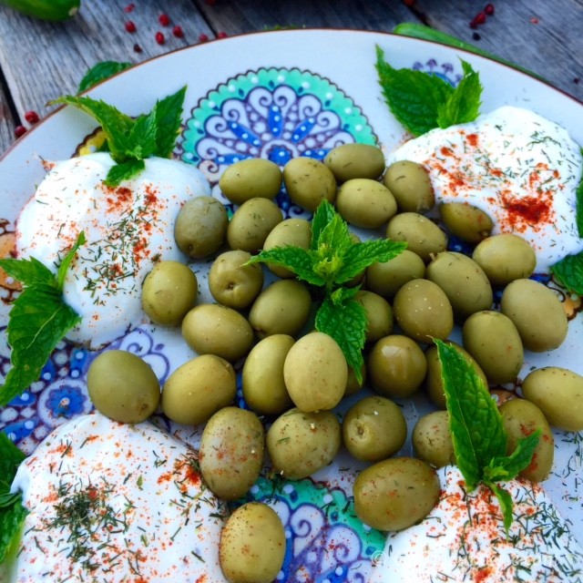 Türkischer Joghurt mit Oliven und Minze