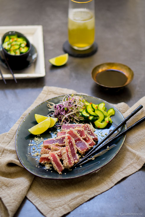 Gegrillter Sesam-Thunfisch mit asiatischem Gurkensalat - Gaumenpoesie