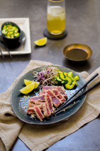 Gegrillter Sesam-Thunfisch mit asiatischem Gurkensalat Beitragsbild
