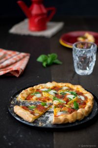 Schnell gemachte Pizza Napoli mit Artischocken 2