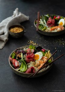 Ramen-Bowl mit Shrimps und Rinderfiletstreifen Rezeptbild