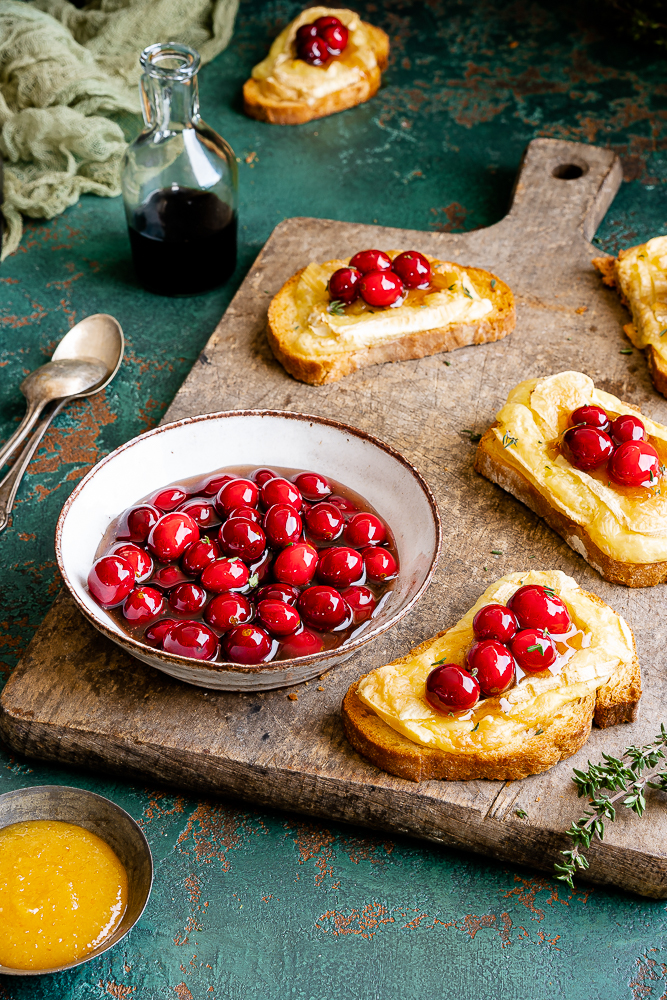 Balsamico-Cranberries mit Thymian und Camembert-Crostini 3