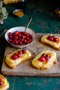 Balsamico-Cranberries mit Thymian und überbackenen Camembert-Crostini 4
