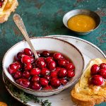 Balsamico-Cranberries mit Thymian und überbackenen Camembert-Crostini 1