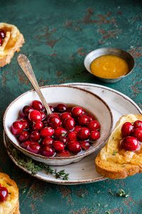 Balsamico-Cranberries mit Thymian und überbackenen Camembert-Crostini 1