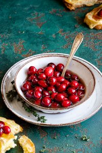 Balsamico-Cranberries mit Thymian und überbackenen Camembert-Crostini 2